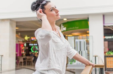 Alışveriş merkezinde duran genç kadın