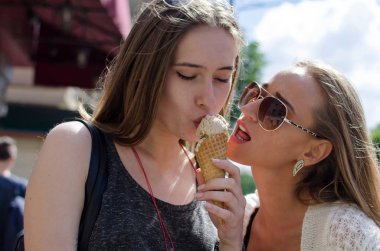 İki kız arkadaşım dondurma yiyorsun