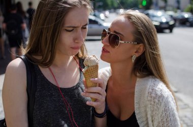 İki kız arkadaşım dondurma yiyorsun