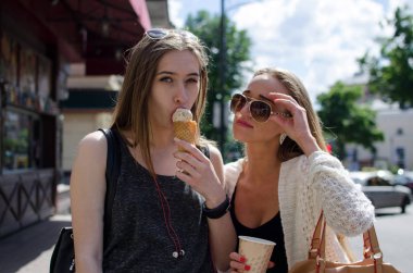 İki kız arkadaşım dondurma yeme bir