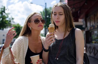 İki kız arkadaşım dondurma yeme bir