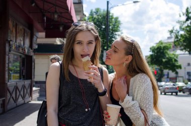 İki kız arkadaşım dondurma yeme bir