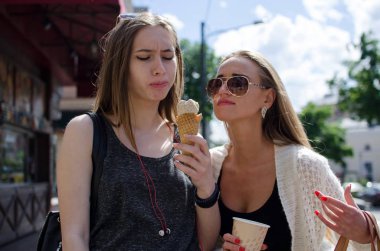 İki kız arkadaşım dondurma yeme bir