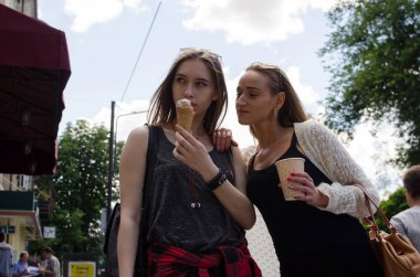 İki kız arkadaşım dondurma yiyorsun