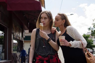 İki kız arkadaşım dondurma yiyorsun