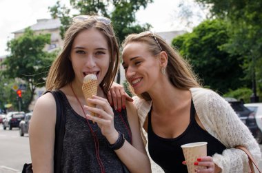 İki kız arkadaşım dondurma yiyorsun