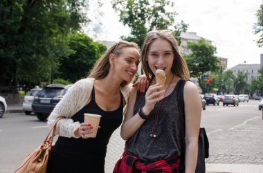 İki kız arkadaşım dondurma yiyorsun