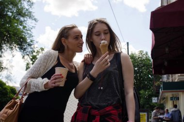 İki kız arkadaşım dondurma yiyorsun