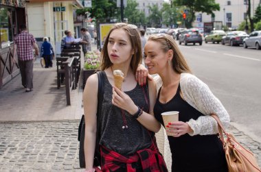 İki kız arkadaşım dondurma yiyorsun