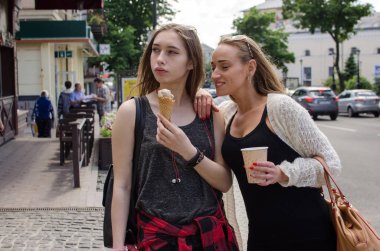 İki kız arkadaşım dondurma yiyorsun