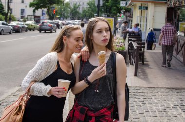 İki kız arkadaşım dondurma yiyorsun