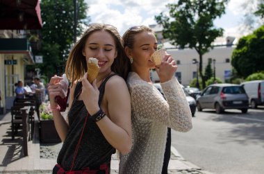 İki kız arkadaşım dondurma yiyorsun