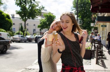 İki kız arkadaşım dondurma yiyorsun