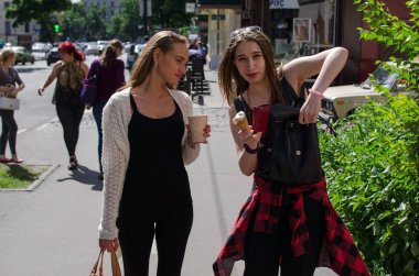 İki kız arkadaşım dondurma yiyorsun