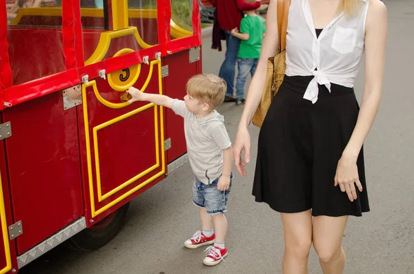 Niño pequeño se está divirtiendo — Foto de Stock