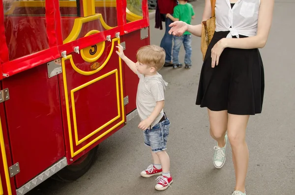 Niño pequeño se está divirtiendo — Foto de Stock