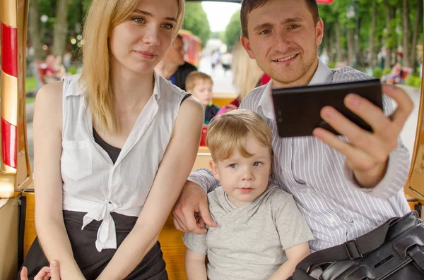 Young family is having fun in the park — Stock Photo, Image