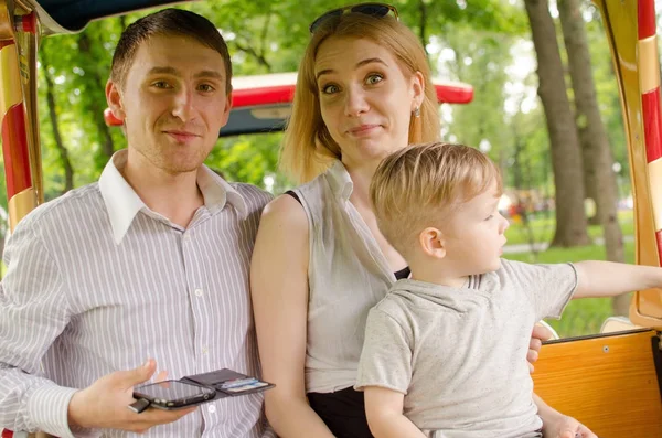 Young family is having fun in the park — Stock Photo, Image