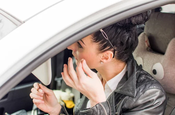 Frau sitzt im Auto — Stockfoto