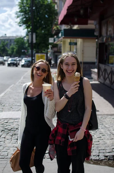 Two girlfriends are eating icecream — Stock Photo, Image