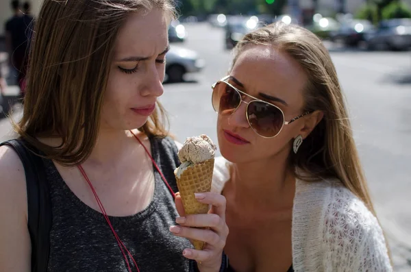 Две девушки едят мороженое. — стоковое фото