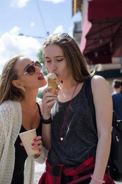 Duas namoradas estão comendo gelado — Fotografia de Stock