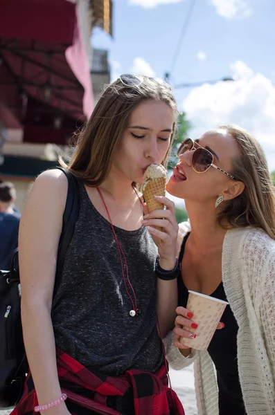 Duas namoradas estão comendo gelado — Fotografia de Stock