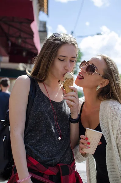 İki kız arkadaşım dondurma yiyorsun — Stok fotoğraf