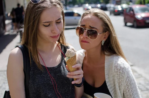 Twee vriendinnen eet icecream een — Stockfoto