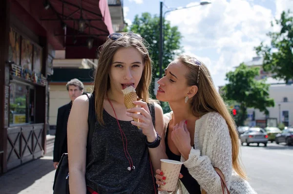 İki kız arkadaşım dondurma yeme bir