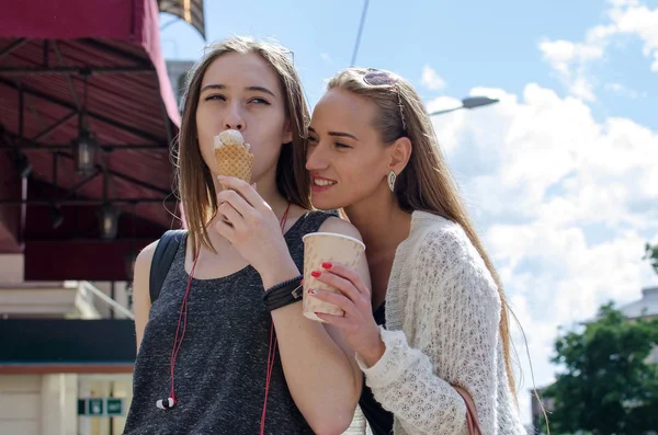 Duas namoradas estão comendo gelado — Fotografia de Stock