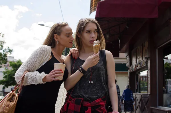 2 つのガール フレンドは、アイスクリームを食べています。 — ストック写真