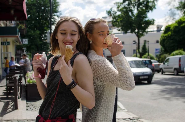 两个女友都吃冰淇淋 — 图库照片