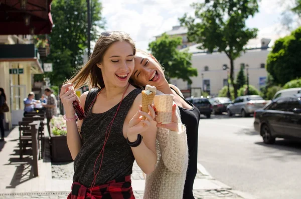 2 つのガール フレンドは、アイスクリームを食べています。 — ストック写真