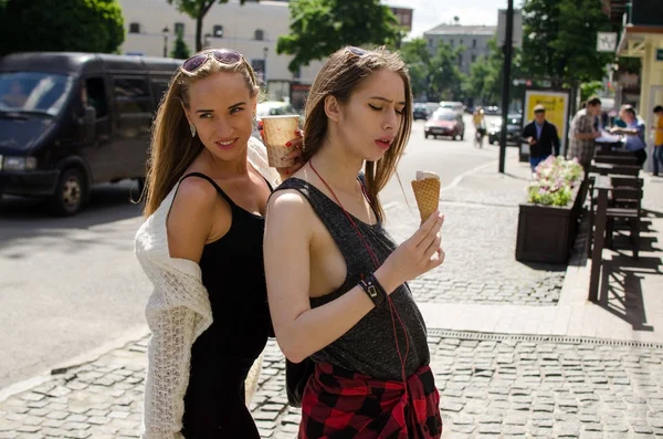 Duas namoradas estão comendo gelado — Fotografia de Stock