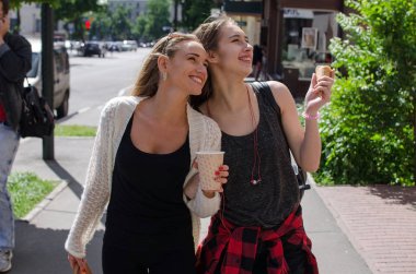 İki kız arkadaşım dondurma yiyorsun