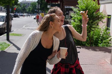 İki kız arkadaşım dondurma yiyorsun