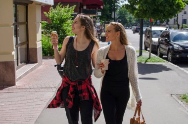 İki kız arkadaşım dondurma yiyorsun