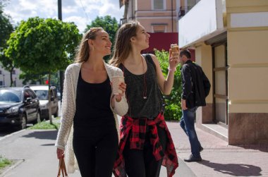 İki kız arkadaşım dondurma yiyorsun