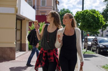 İki kız arkadaşım dondurma yiyorsun