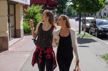 İki kız arkadaşım dondurma yiyorsun