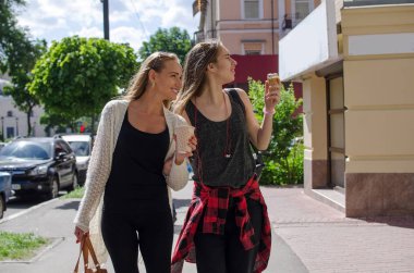 İki kız arkadaşım dondurma yiyorsun