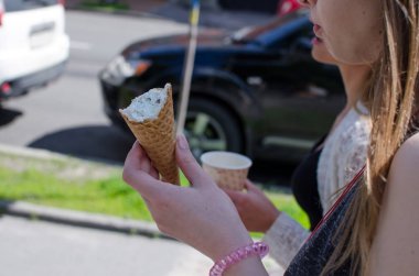 İki kız arkadaşım dondurma yiyorsun