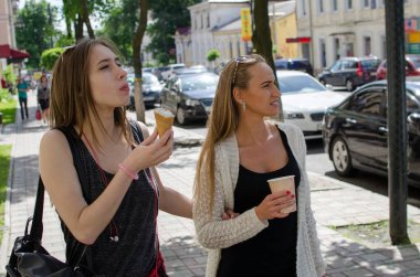 İki kız arkadaşım dondurma yiyorsun
