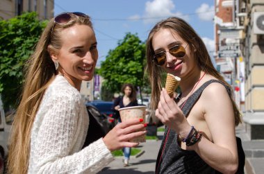 İki kız arkadaşım yürüyor