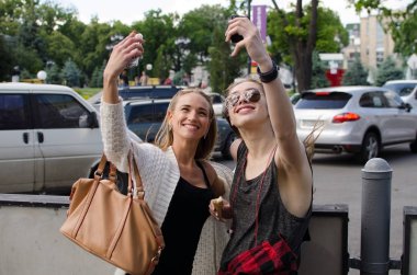 İki kız arkadaşım selfie yapıyoruz
