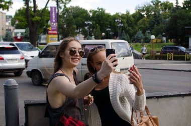 İki kız arkadaşım selfie yapıyoruz