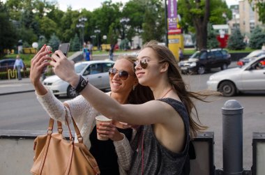 İki kız arkadaşım selfie yapıyoruz