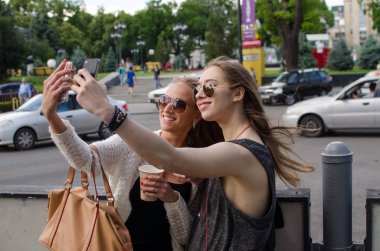 İki kız arkadaşım selfie yapıyoruz