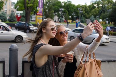 İki kız arkadaşım selfie yapıyoruz